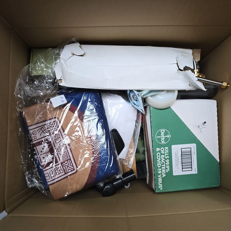 APPROXIMATELY 15 ASSORTED HOUSEHOLD PRODUCTS TO INCLUDE VACUUM HEAD, PARASOL WEIGHT, CLOTHING, ETC - COLLECTION ONLY
