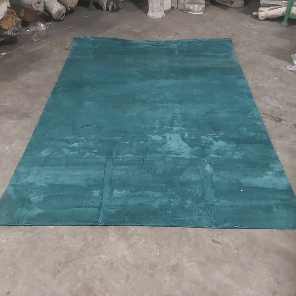 QUALITY DESIGNER FLUFFY RUG - APPROXIMATELY 280 x 195cm