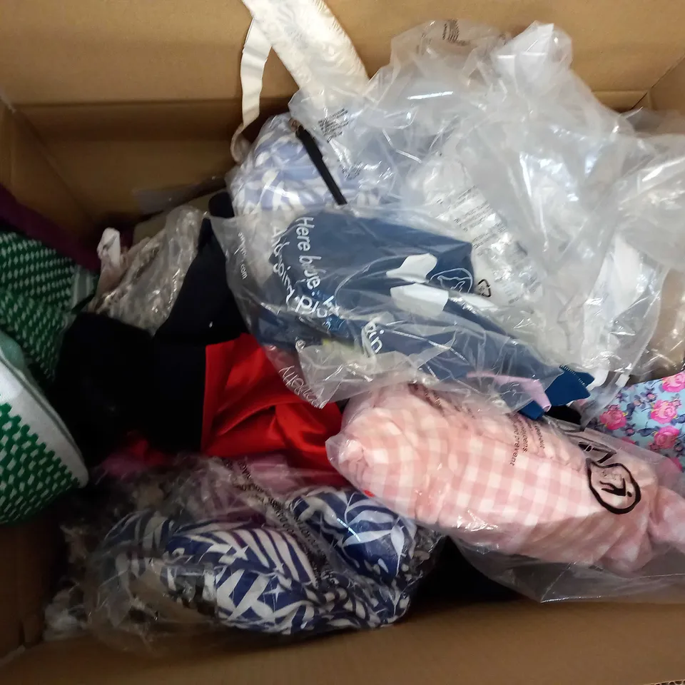 LARGE QUANTITY OF CLOTHING ITEMS TO INCLUDE DRESSES, SWEATERS, JEANS, T-SHIRTS, ETC