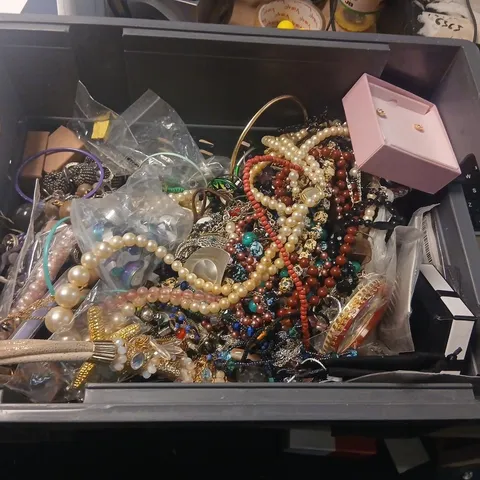 LARGE QUANTITY OF ASSORTED JEWELLERY AND ACCESSORIES 