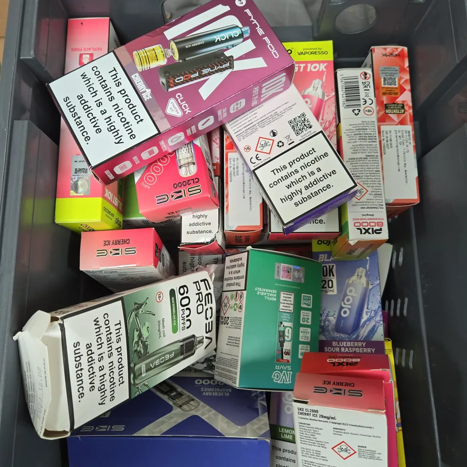 APPROXIMATELY 20 ASSORTED E-CIGARETTE & VAPING ITEMS IN VARIOUS BRANDS TO INCLUDE TITAN X, PYNE POD, HULA ETC 