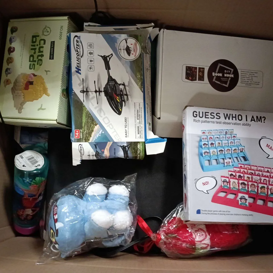 APPROXIMATELY 15 ASSORTED TOYS, GAMES, GIFTS AND NOVELTIES TO INCLUDE GUESS WHO I AM GAME, FLOATING CANDLES, CUTE BIRDS TOY, ETC - COLLECTION ONLY