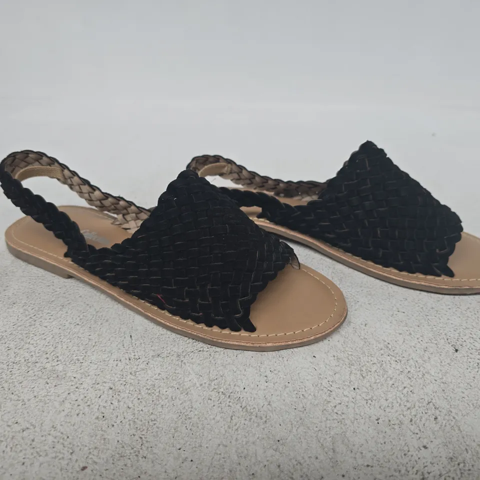 BOXED PAIR OF LEATHER COLLECTION SANDALS IN BLACK SIZE 7