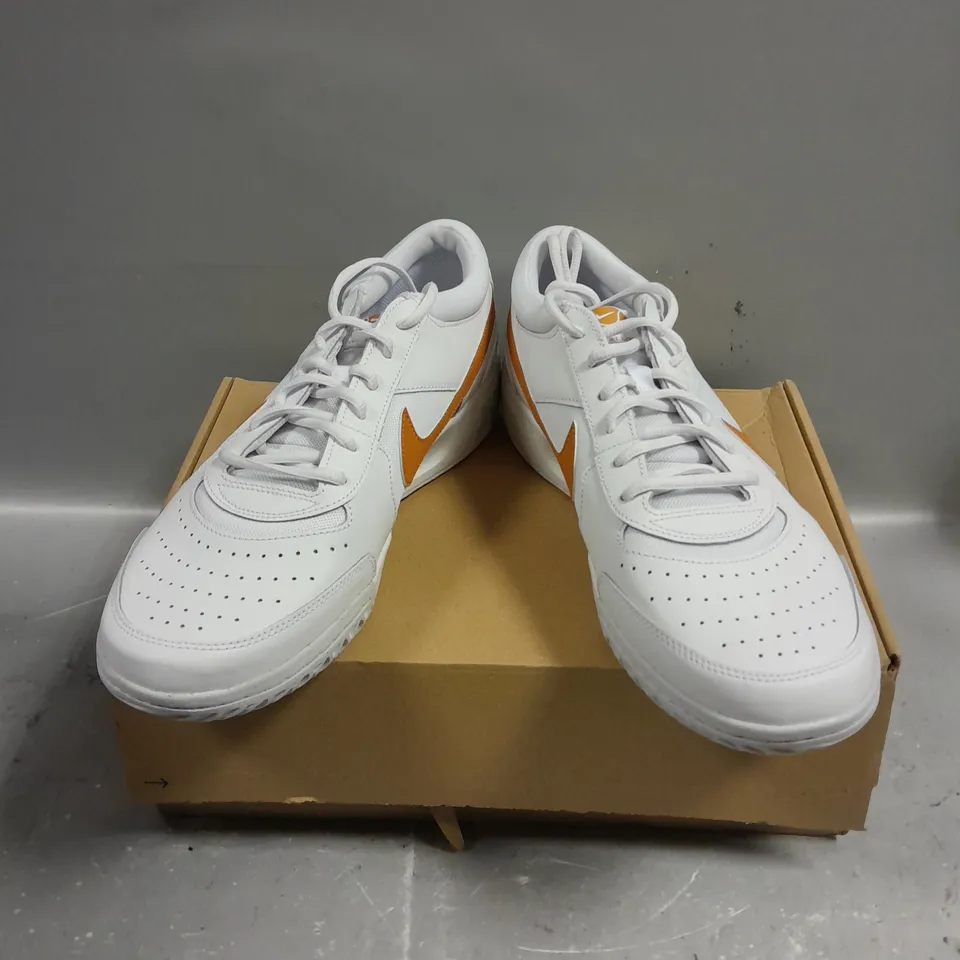 BOXED PAIR OF NIKE COURT LITE TRAINERS IN WHITE - 10
