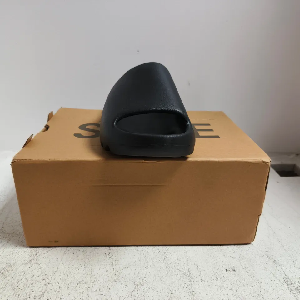 BOXED PAIR OF ADIDAS YZY SLIDES IN BLACK SIZE UK 11.5