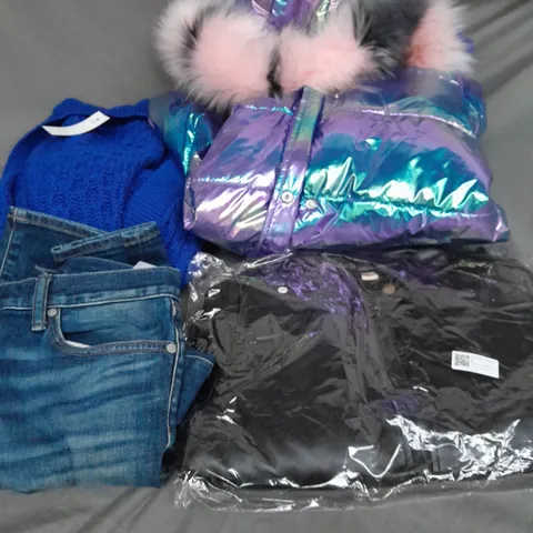 APPROXIMATELY 20 ASSORTED CLOTHING ITEMS IN VARIOUS SIZES TO INCLUDE - COAT, JEANS, CARDIGAN, ETC