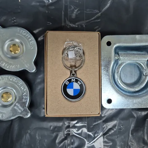 APPROXIMATELY 10 ASSORTED VEHICLE PARTS AND ACCESSORIES TO INCLUDE BMW KEYCHAIN, ETC - COLLECTION ONLY