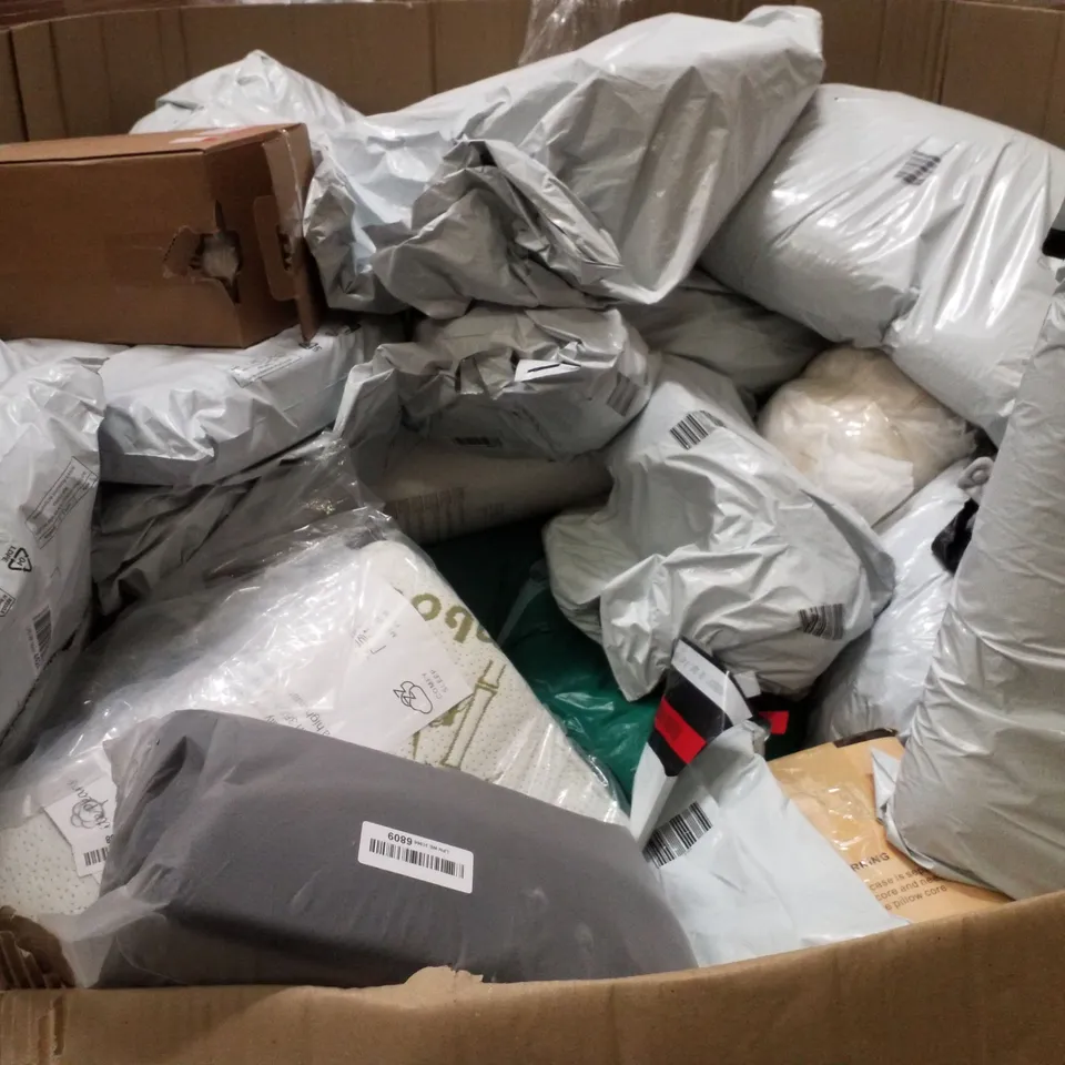 PALLET CONTAINING ASSORTED PILLOWS & CUSHIONS