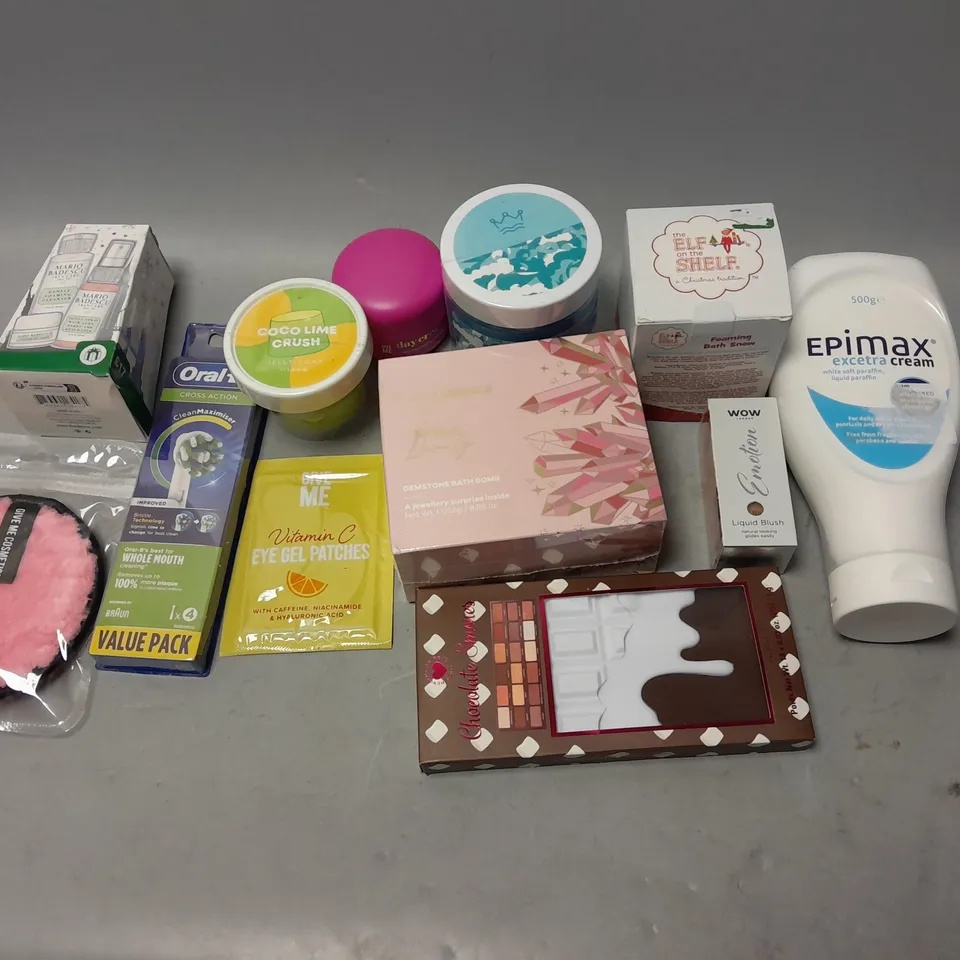 BOX OF APPROXIMATELY 15 COSMETIC ITEMS TO INCLUDE ORAL-B CROSS ACTION HEADS, ROYAL ESSENCE ROSE, AND LONDON WOW EMTIONS ETC. 