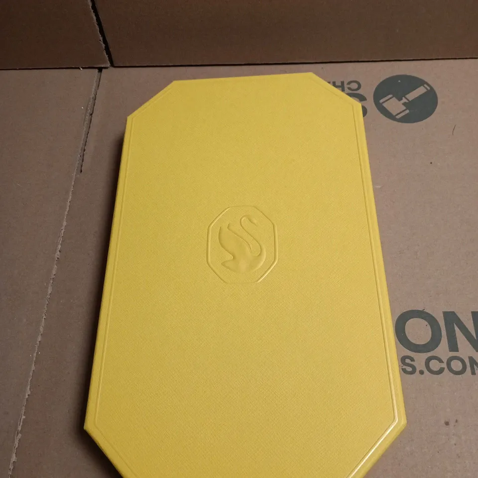 SWAROVSKI MULTICOLOURED GEMSTONE-STYLE NECKLACE IN A GOLD-TONE CHAIN – YELLOW PRESENTATION BOX 