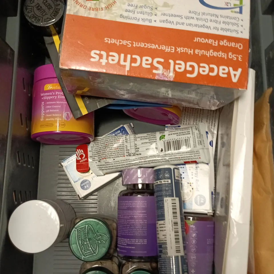 APPROXIMATELY 15 ASSORTED VITAMIN/HEALTH AID PRODUCTS TO INCLUDE NUKE NUTRITION, ZOOKI, JOINT CARE ETC 