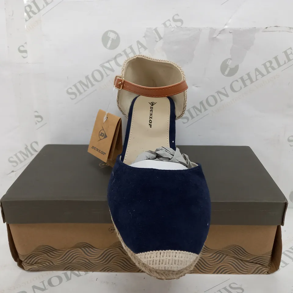 BOXED PAIR OF DUNLOP RANA III PLATFORM SHOES - UK 7