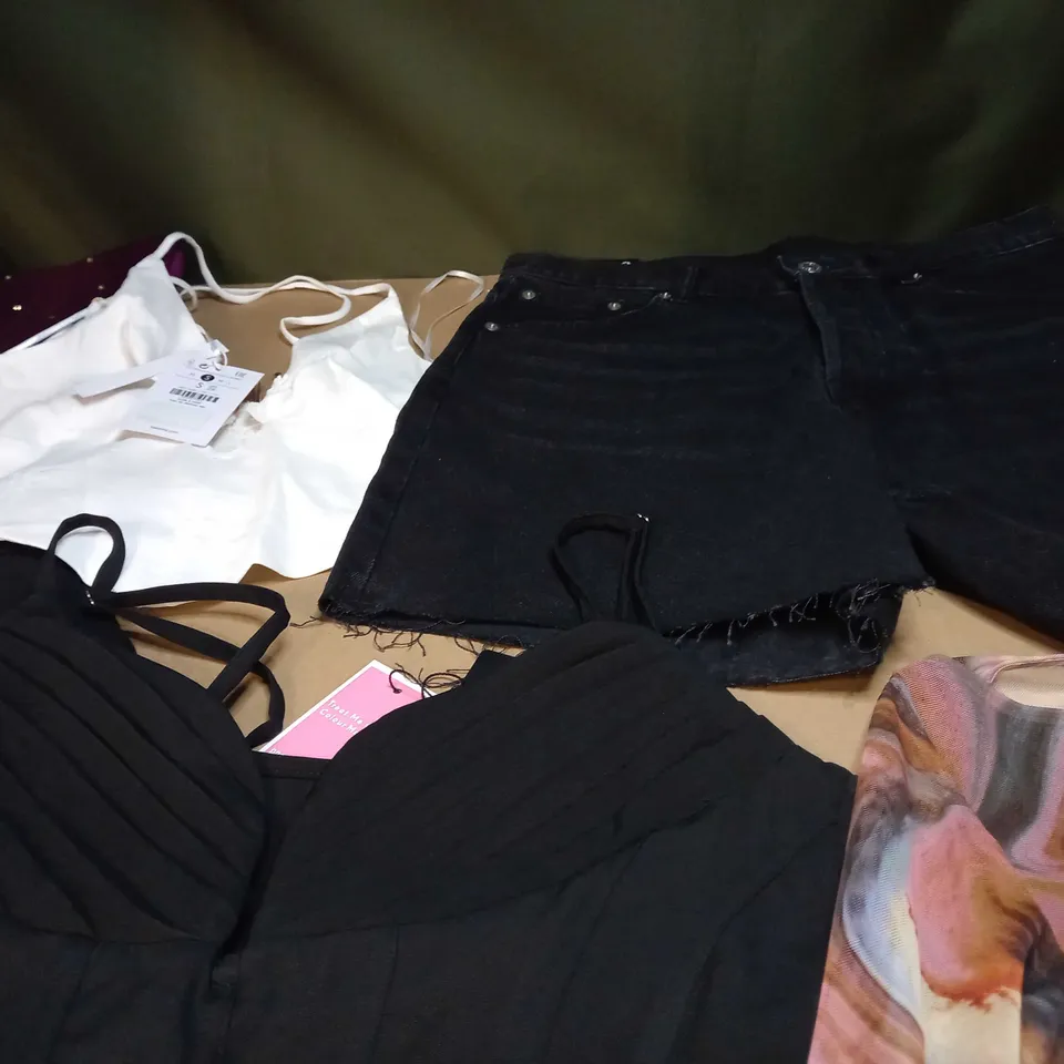 LOT OF APPROX 25 ASSORTED CLOTHING ITEMS VARYING IN SIZE/COLOUR/STYLE TO INCLUDE: TROUSERS, TOPS, DRESSES