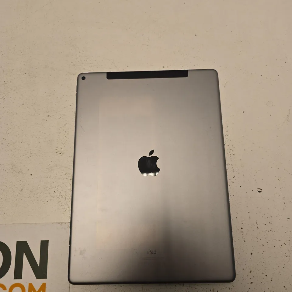 APPLE IPAD – SILVER TABLET