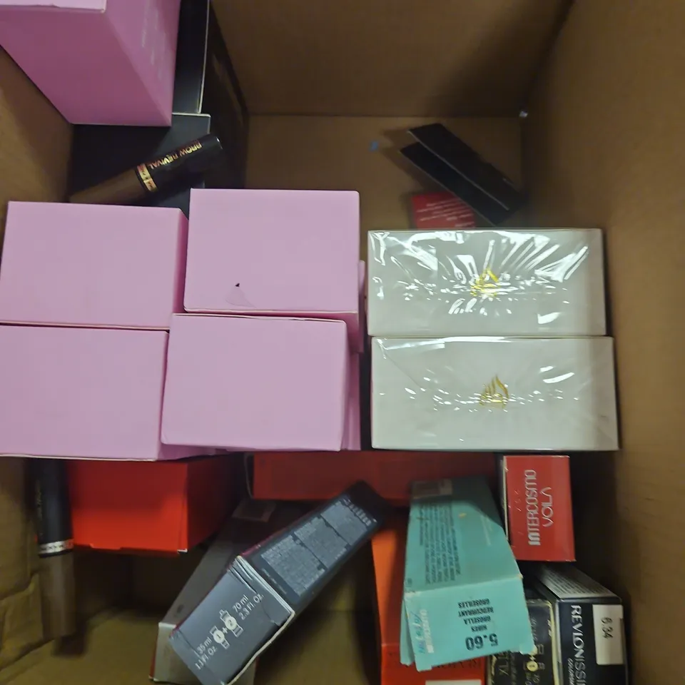 BOX OF APPROXIMATELY 20 ASSORTED COSMETIC PRODUCTS TO INCLUDE - ELIZABETH ARDEN RED DOOR EAU DE TOILETTE - SKIN RESEARCH ANTI-AGEING MOISTURISER - VOILA HAIR COLOUR - ETC