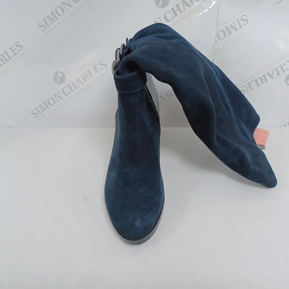 PAIR OF MODA TANCI KNEE BOOTS NAVY SUEDE SIZE 7