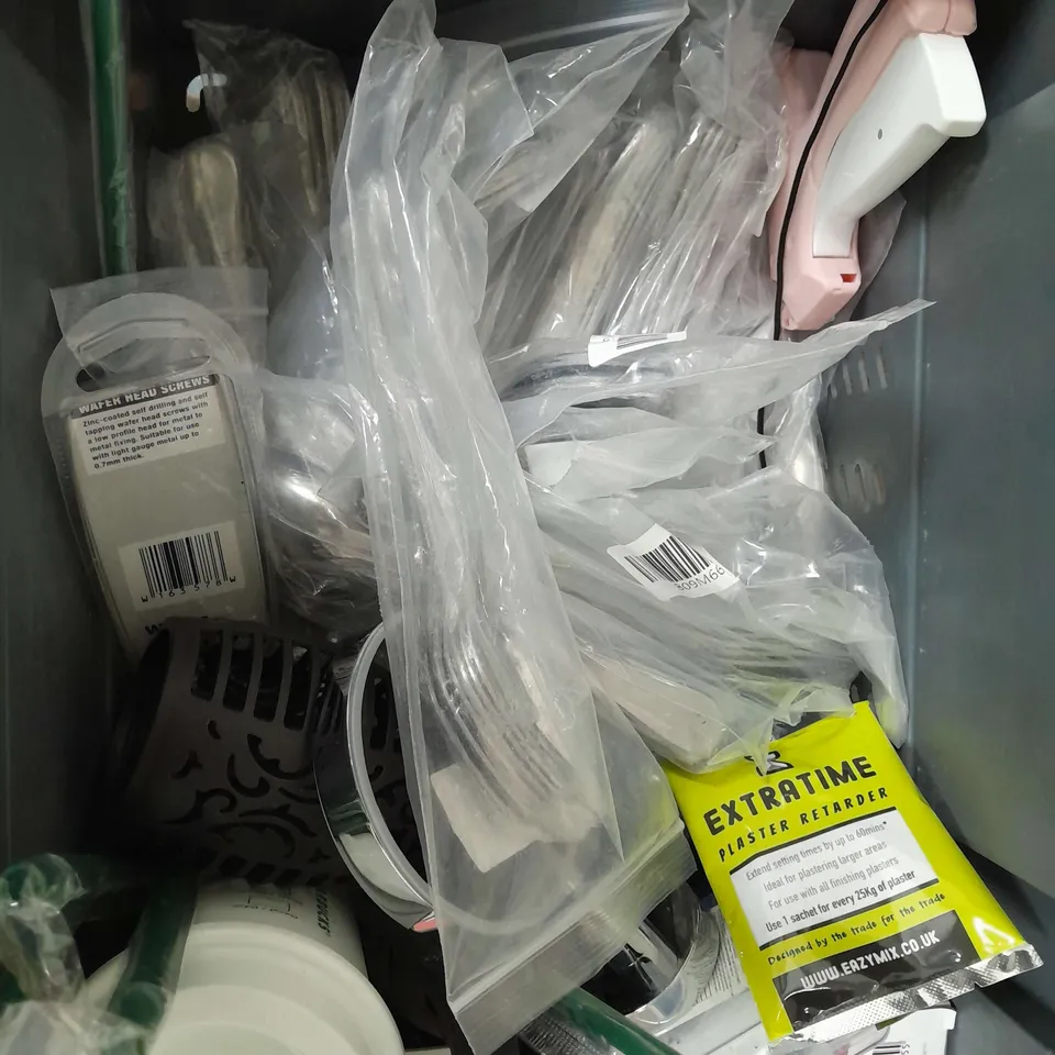 APPROXIMATELY 10 ASSORTED HOUSEHOLD ITEMS TOO INCLUDE, COSTA CUPS - CUTLERY - BRICKY BUDDY ,  ETC 