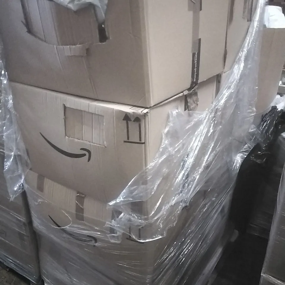 A PALLET CONTAINING A LARGE QUANTITY OF PET SUPPLIES WHICH INCLUDE; COOLING MATS, CAT HAMMOCK PET BED ETC
