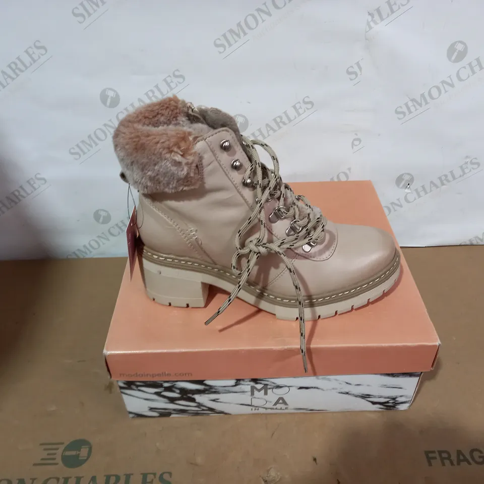 BOXED PAIR OF MODA IN PELLE BEIGE BOOTS- SIZE 38