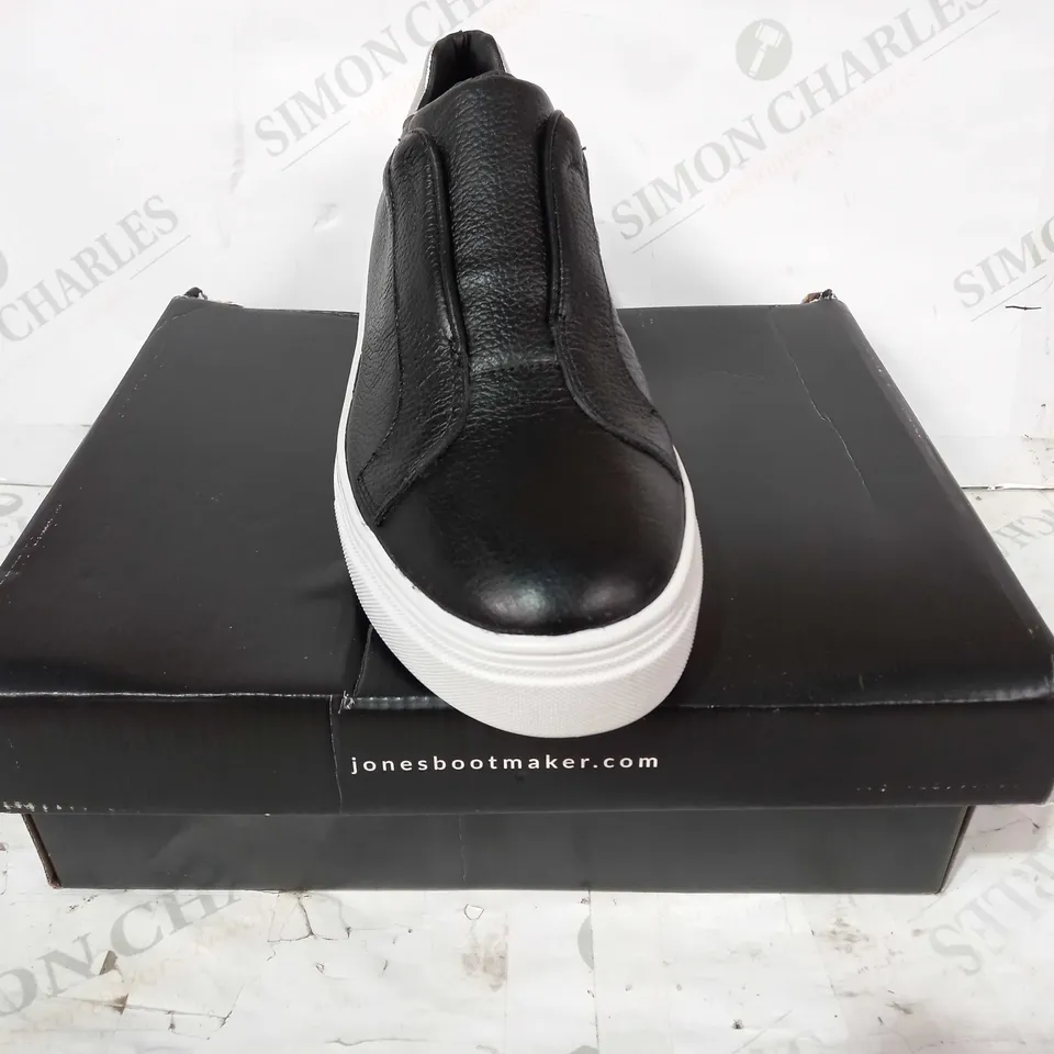 BOXED PAIR OF JONES SLIP-ON LEATHER SHOES IN BLACK/METALLIC SILVER EU SIZE 39