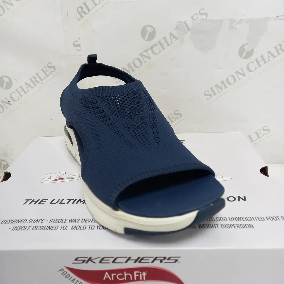 BOXED PAIR OF SKECHERS CITY CATCH SANDALS IN NAVY SIZE 6