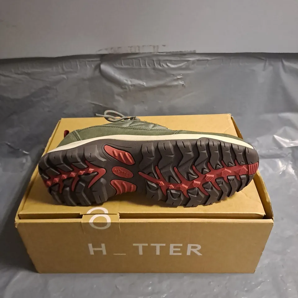 BOXED PAIR OF HOTTER HEADWAY WATERPROOF SHOES IN KHAKI SIZE UK 8