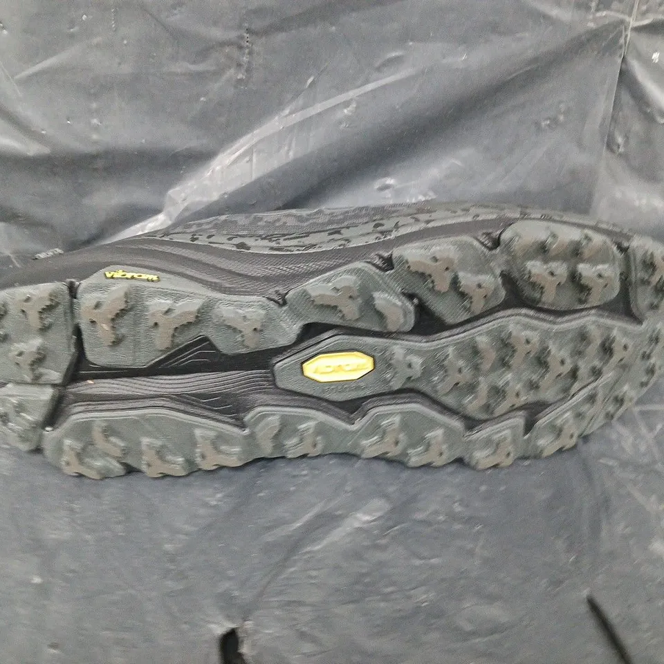 BOXED PAIR OF HOKA SPEED GOAT 6 TRAINERS - SIZE 11
