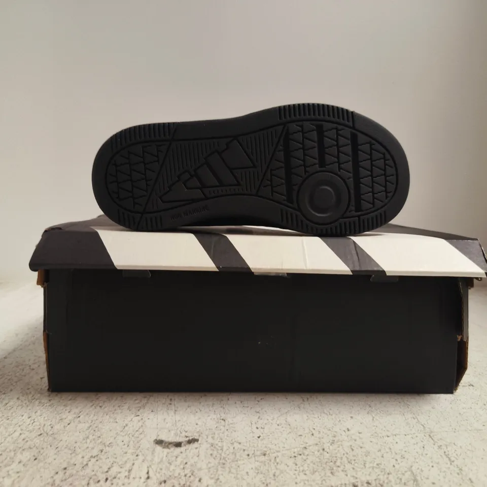 BOXED PAIR OF ADIDAS TENSAUR SPORT 3.0 KID'S TRAINERS IN BLACK SIZE UK 13