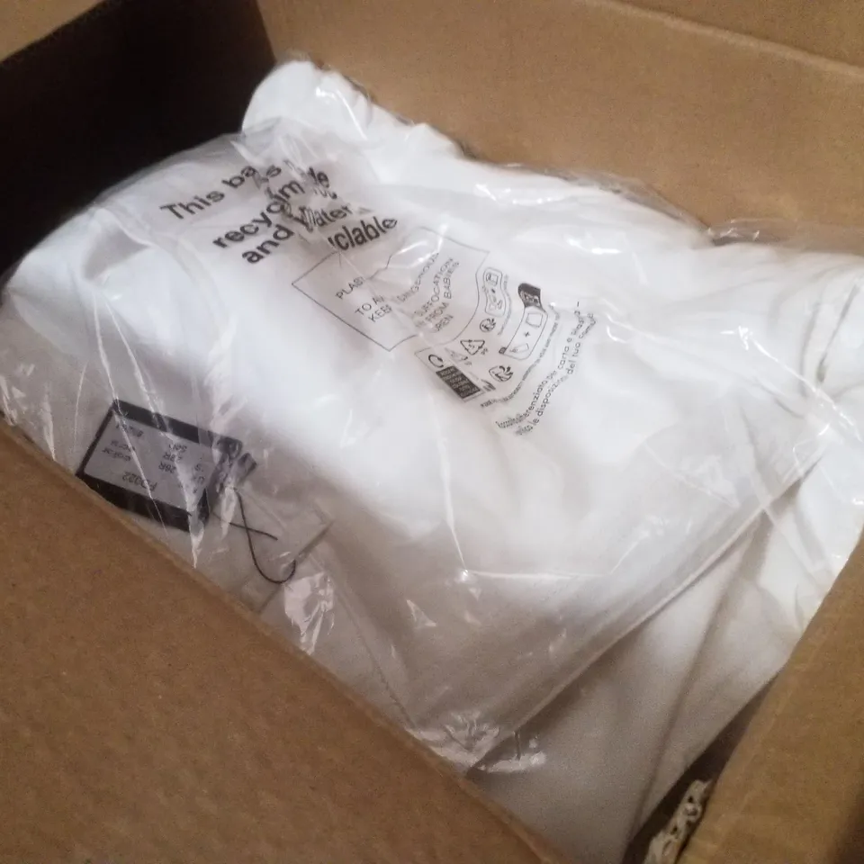 BOX CONTAINING APPROXIMATELY 11 BRAND NEW SIMPLY BE ECRU WIDE LEG JEANS - SIZE 26R