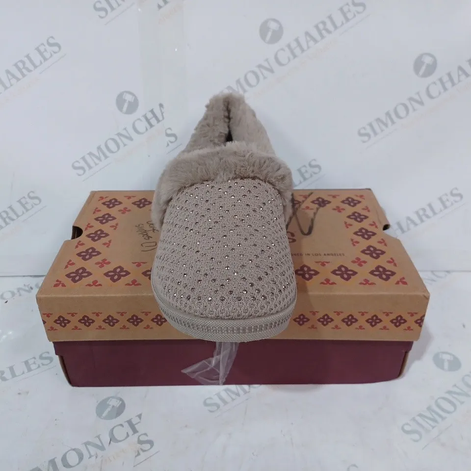 BOXED PAIR OF SKECHERS COZY SLIPPERS IN TAUPE SIZE 7