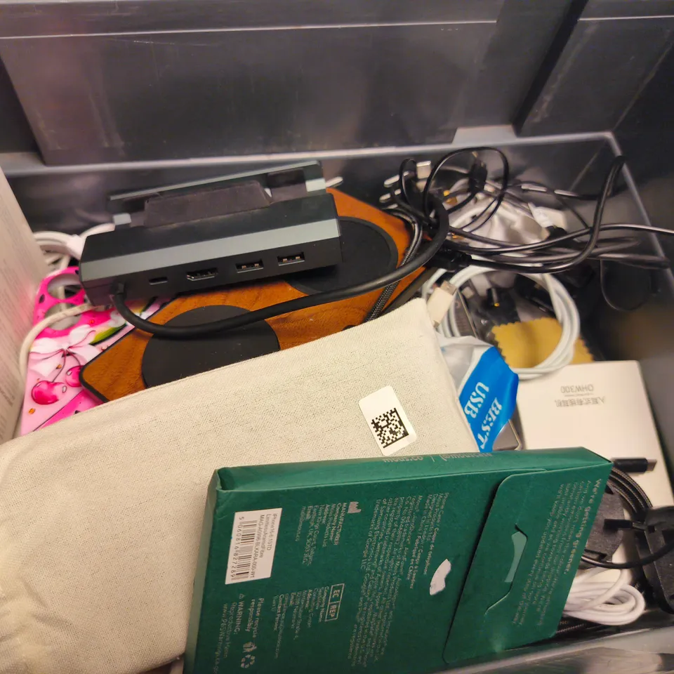 APPROXIMATELY 12 ASSORTED ELECTRICAL ITEMS TO INCLUDE CHARGE STATION CHARGING CABLES, SCREEN PROETCTORS, ETC