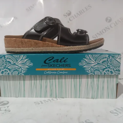 BOXED PAIR OF CALI FROM SKECHERS LUXE FOAM OPEN TOE SANDALS IN BLACK SIZE 7