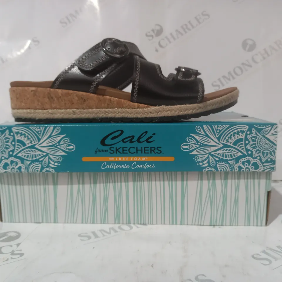 BOXED PAIR OF CALI FROM SKECHERS LUXE FOAM OPEN TOE SANDALS IN BLACK SIZE 7