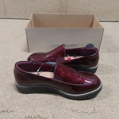 BOXED PAVERS BURGUNDY SHOES - SIZE 4