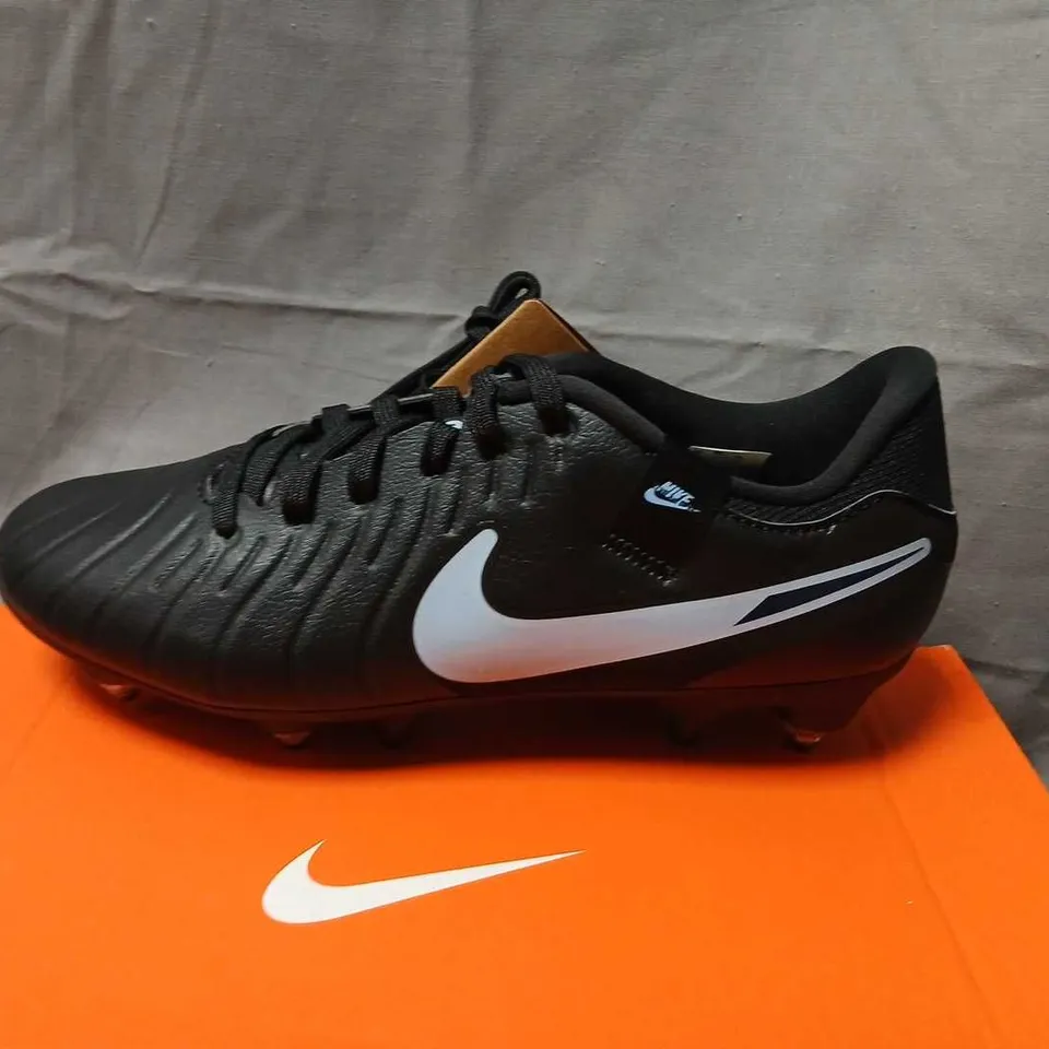 NIKE LEGEND 10 ACADEMY SG-PRO AC FOOTBALL BOOTS – BLACK/BLACK, UK 5.5