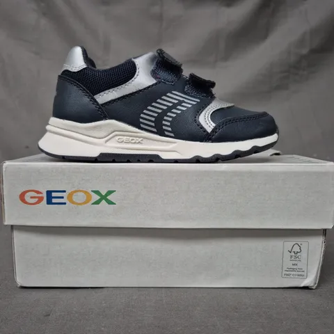 BOXED PAIR OF GEOX KID'S SHOES IN NAVY/SILVER UK SIZE 7