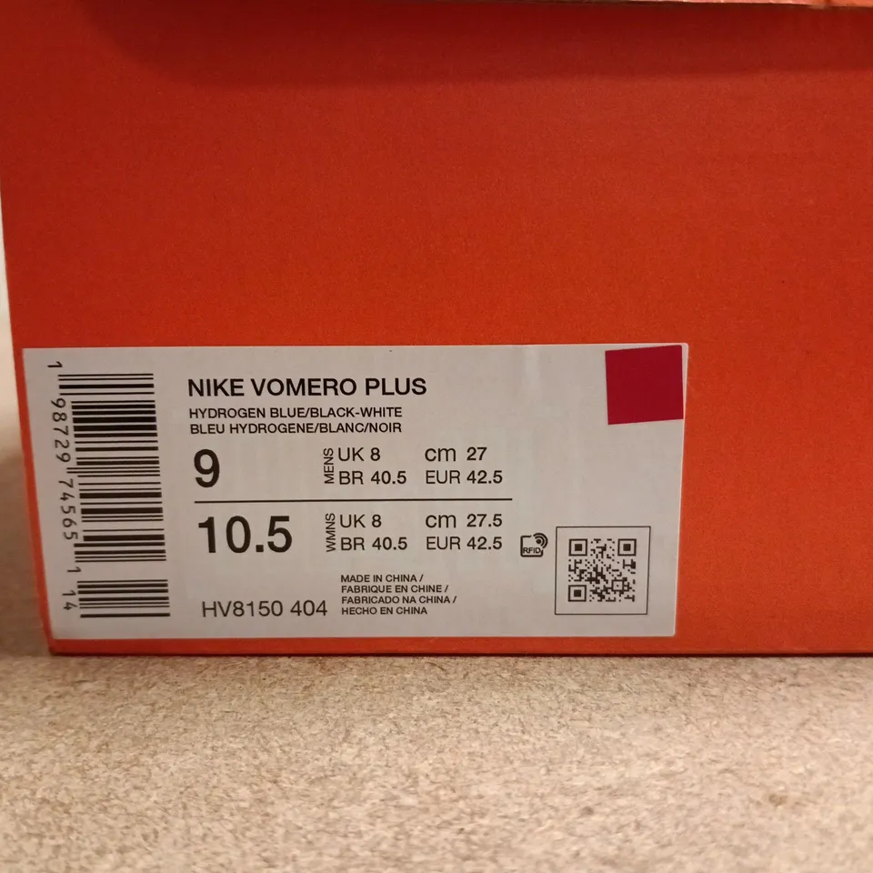 BOXED PAIR OF NIKE VOMERO PLUS TRAINERS – HYDROGEN BLUE/BLACK-WHITE, UK 8