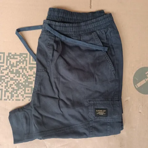 CLOSURE UTILITY CARGO SHORTS IN NAVY SIZE LARGE