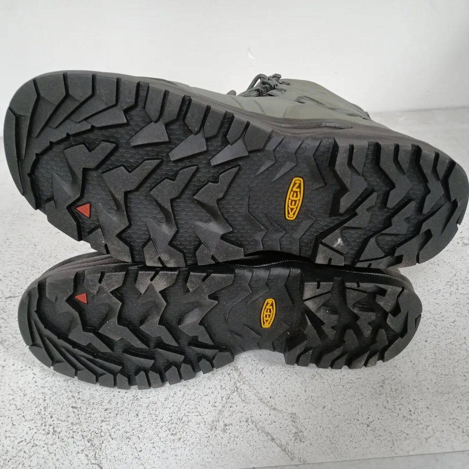 BOXED PAIR OF KEEN KARRAIG MID WP BOOTS IN GREY - UK 7