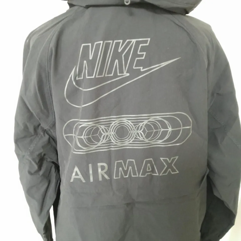 NIKE MAX WOVEN JACKET IN BLACK - S