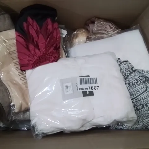 MIXED BOX OF SOFT FURNISHINGS // CURTAINS // BEDDING ETC.