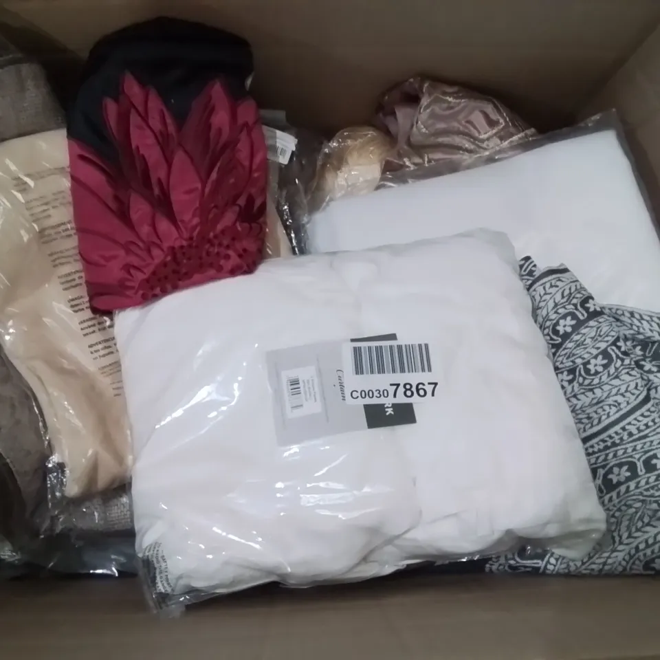 MIXED BOX OF SOFT FURNISHINGS // CURTAINS // BEDDING ETC.