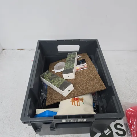 TOTE OF APPROXIMATELY 12 ASSORTED ITEMS TO INCLUDE: SILICONE BREAD LOAF TINS