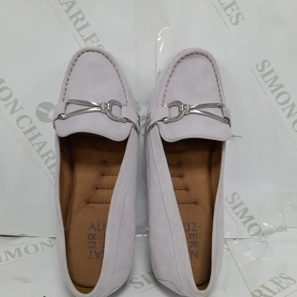 BOXED NATURALIZER LOAFER SIZE 4.5