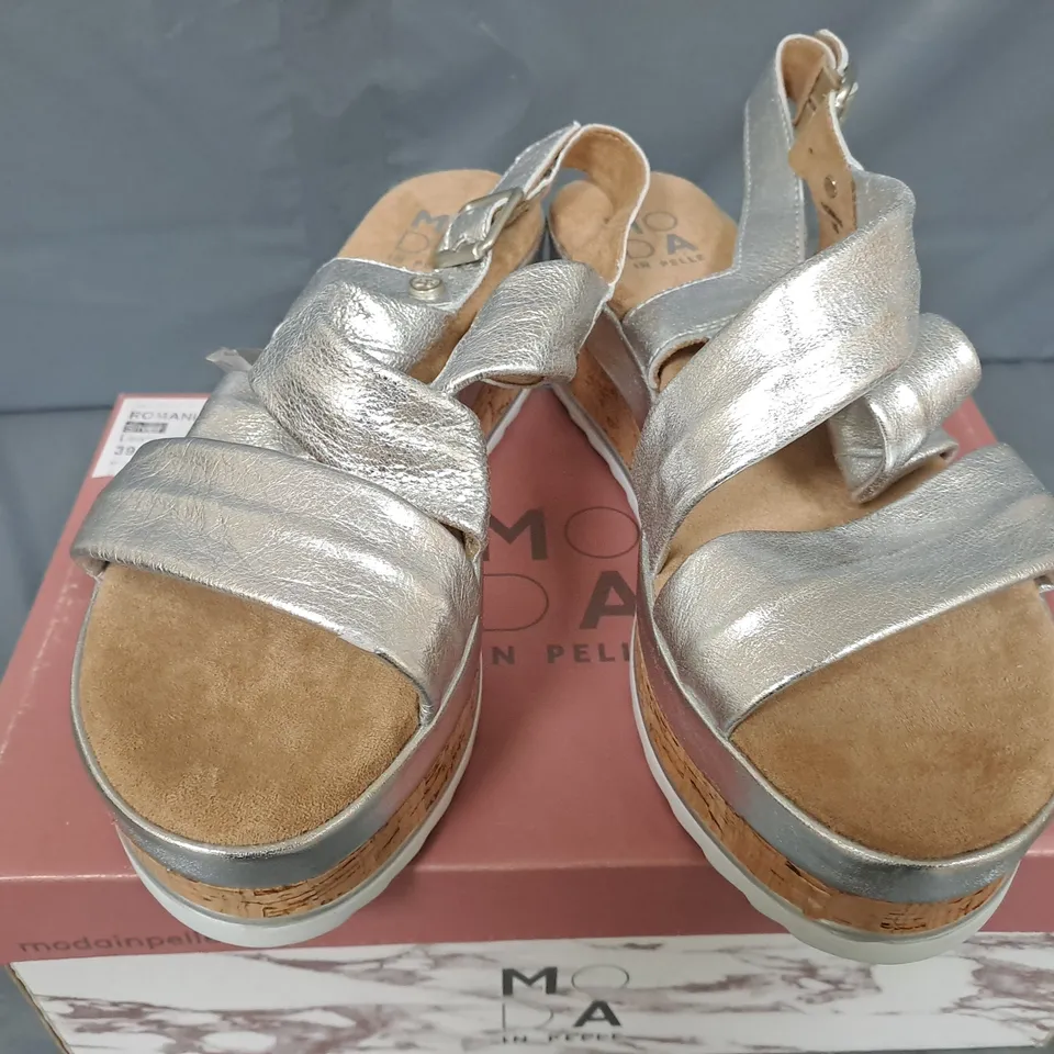 BOXED MODA IN PELLE ROMANI LEATHER SANDALS IN SILVER COLOUR - SIZE 39