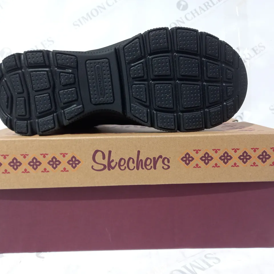 BOXED PAIR OF SKECHERS SHOES IN BLACK UK SIZE 6.5