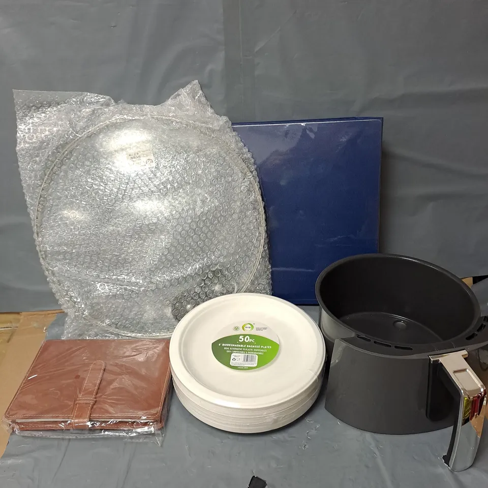 APPROXIMATELY 15 ASSORTED HOUSEHOLD ITEMS TO INCLUDE PAPER PLATES, BINDER, AIRFRYER DRAWER, ETC