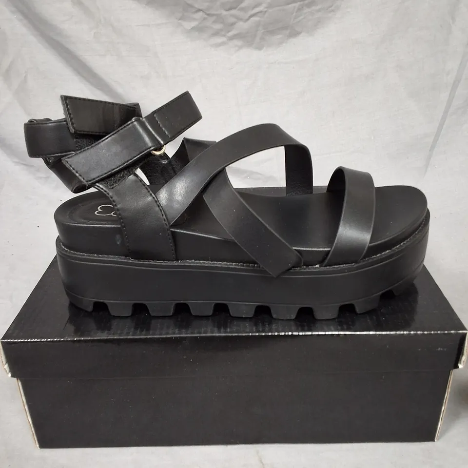 PAIR OF CHUNKY BLACK STRAPPING SANDALS IN BLACK - 6/39