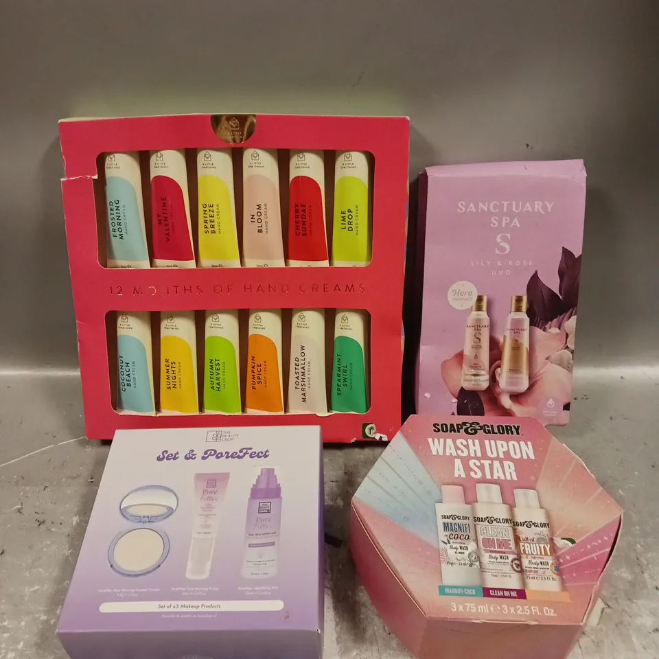 LOT OF 4 ASSORTED COSMETIC BOXSETS TO INCLUDE - SANCTUARY SPA LILY & ROSE DUO - THE BEAUTY CROP SET & POREFECT TRIO - SOAP & GLORY WASH UPON A STAR - ETC