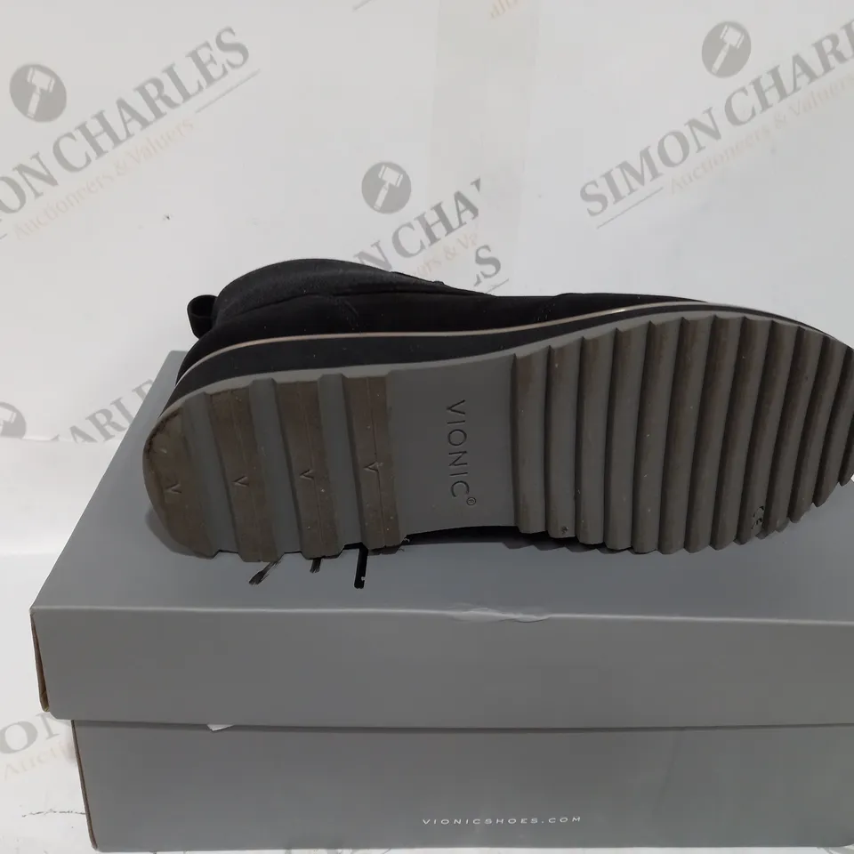 VIONIC NOLAN WATERPROOF BLACK BOOTS SIZE 4.5 - BOXED 